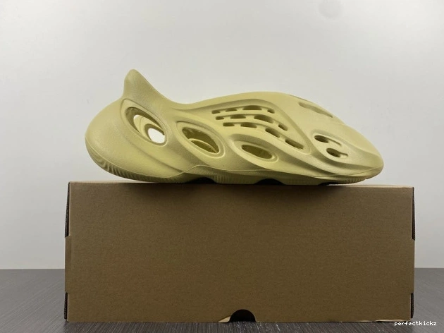 Sulfur RNNR Foam Adidas Yeezy GV6775 0813